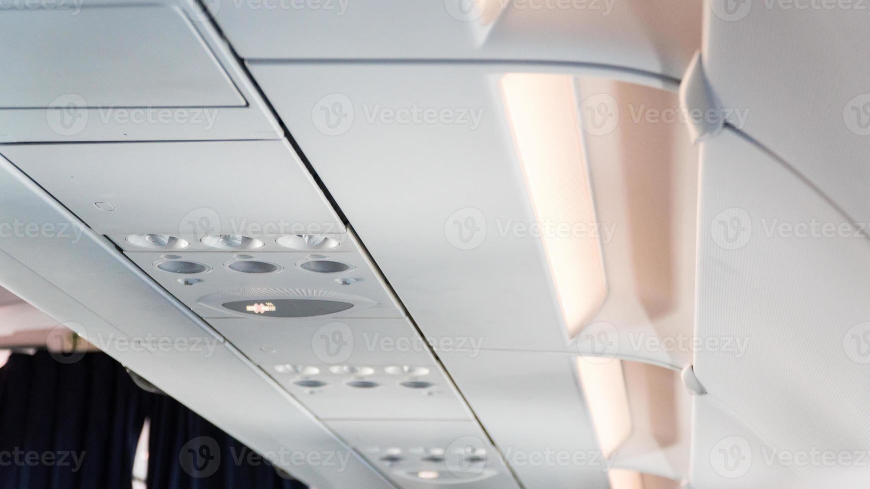 soffitto dell'aereo con bagagliaio. interno dell'aeromobile foto