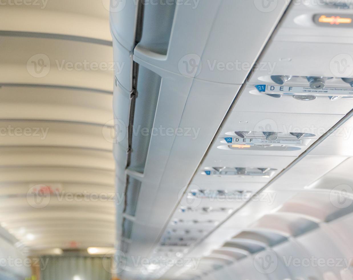 foto sfocata dell'interno dell'aeromobile. il soffitto dell'aereo con bagagliaio