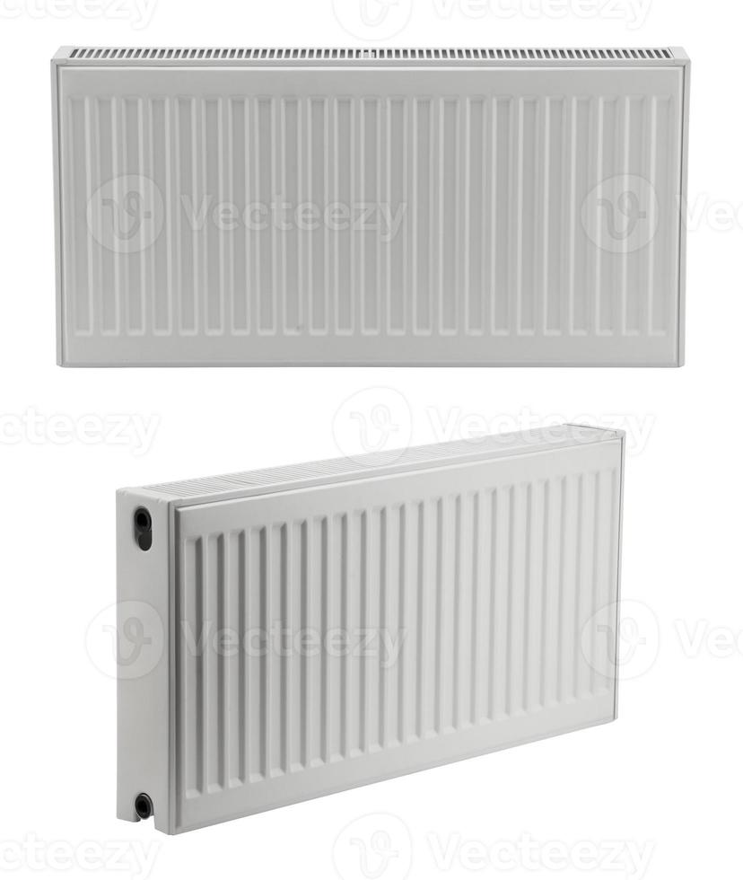 radiatore moderno su sfondo bianco. batterie bimetalliche domestiche da diverse angolazioni foto