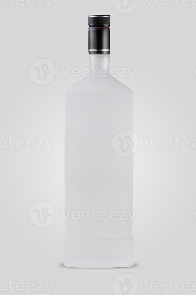 una bottiglia chiusa opaca di vodka su sfondo bianco con ombra foto