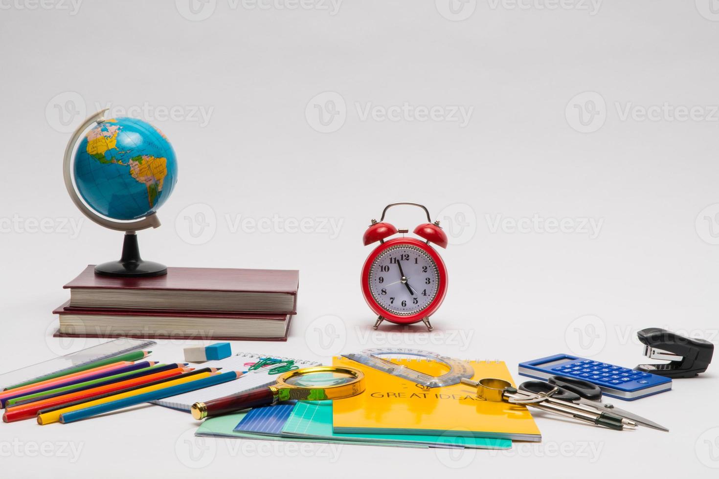 colorata collezione di materiale scolastico impostato su sfondo bianco. di nuovo a scuola. grandi idee foto