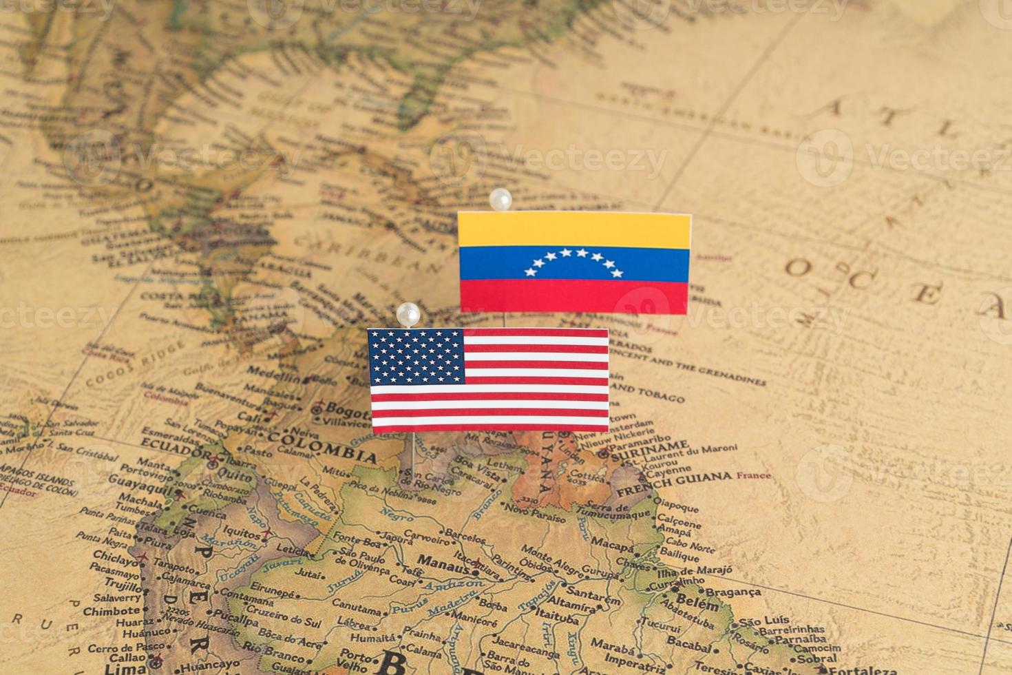 bandiere degli stati uniti e venezuela sulla mappa del mondo. foto concettuale, politica e ordine mondiale