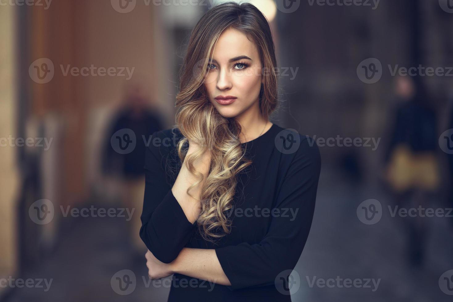bella bionda donna russa in background urbano foto