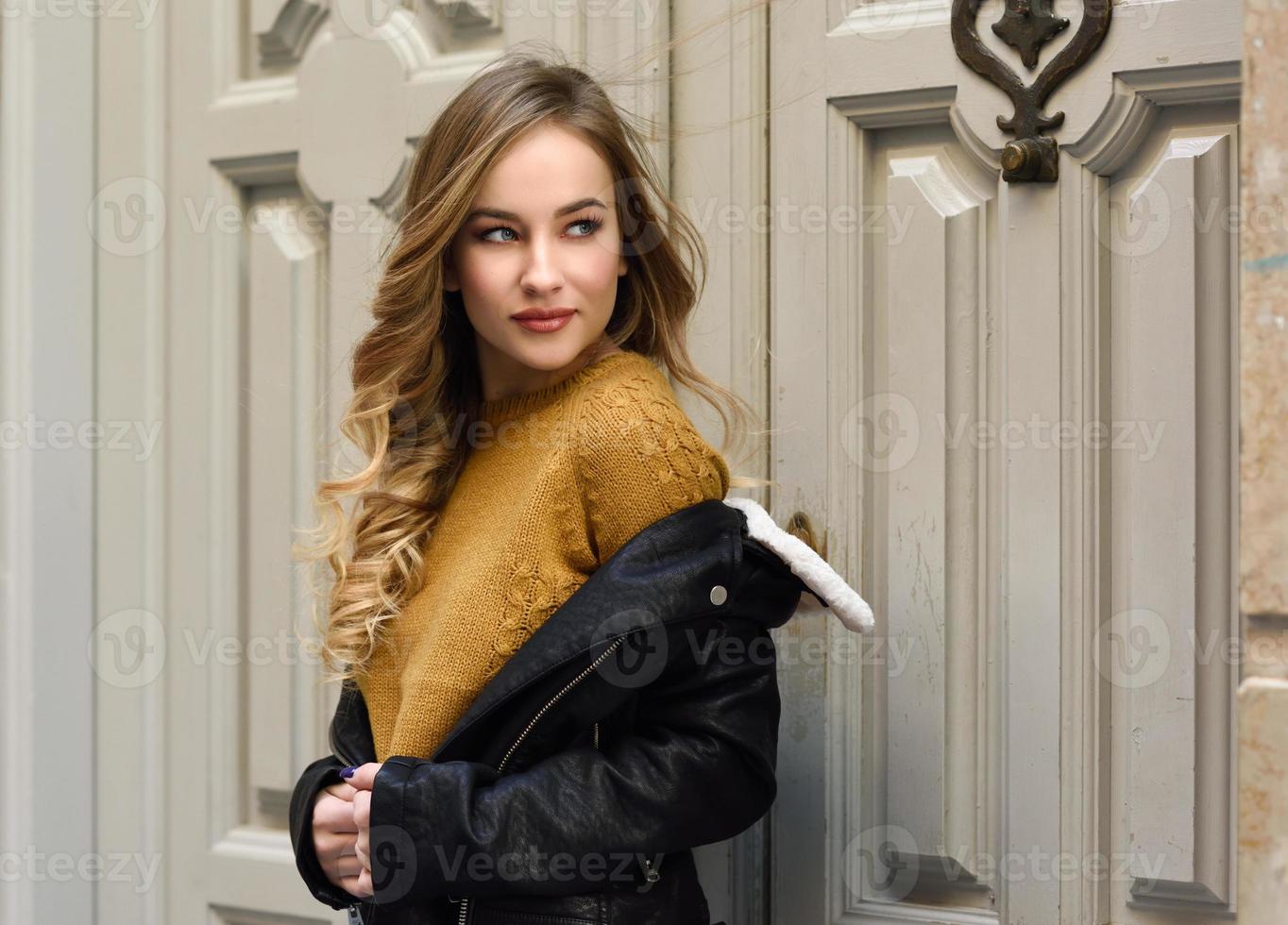 Bella donna di mezza età in uno scialle nazionale russo e pelliccia  cappotto sulla strada in inverno. La bellezza russa sorride e guarda la  fotocamera Foto stock - Alamy