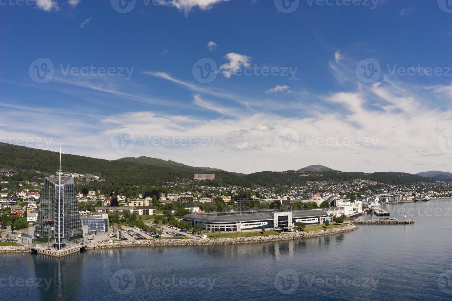vista mare di molde, norvegia. la città si trova sulla sponda settentrionale del romsdalsfjord foto