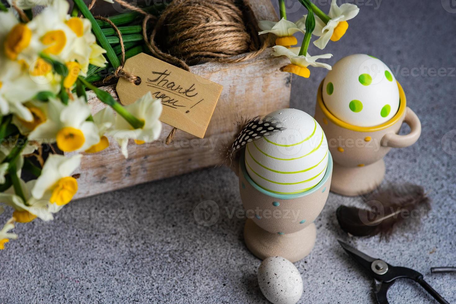 concetto di carta floreale di pasqua con i narcisi foto