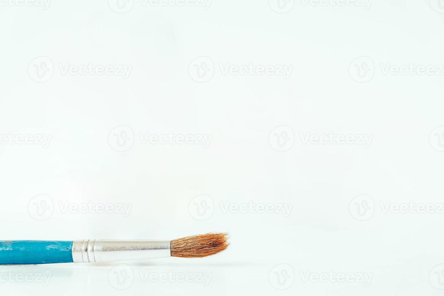 pennello artistico rotondo per dipingere su sfondo bianco foto