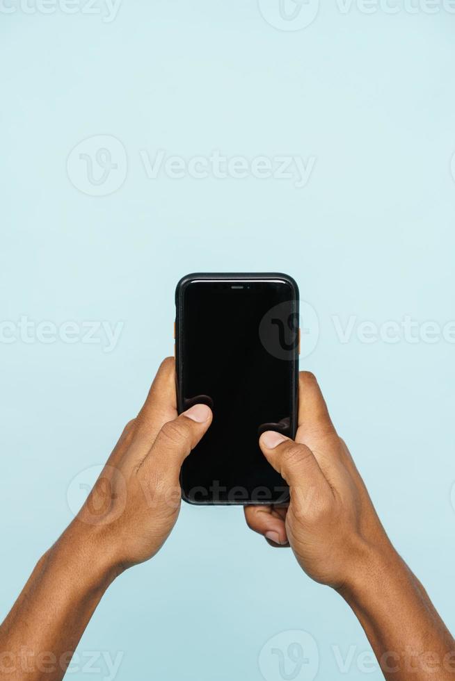 l'uomo tiene uno schermo del telefono sulla fotocamera con due mani foto