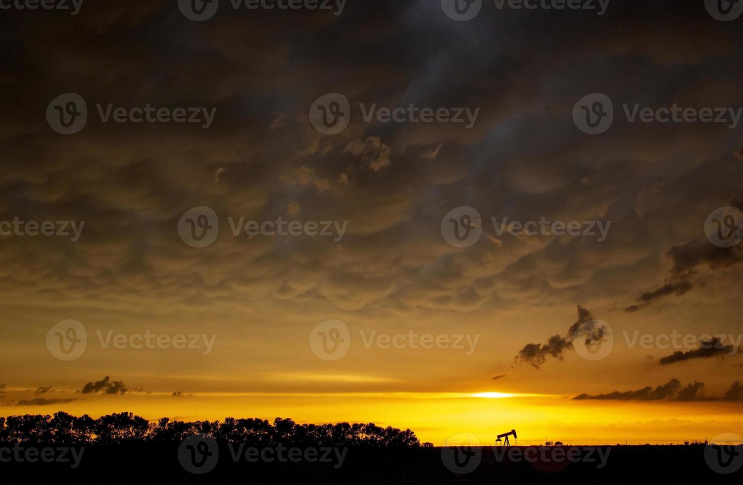 prateria nuvole temporalesche tramonto foto