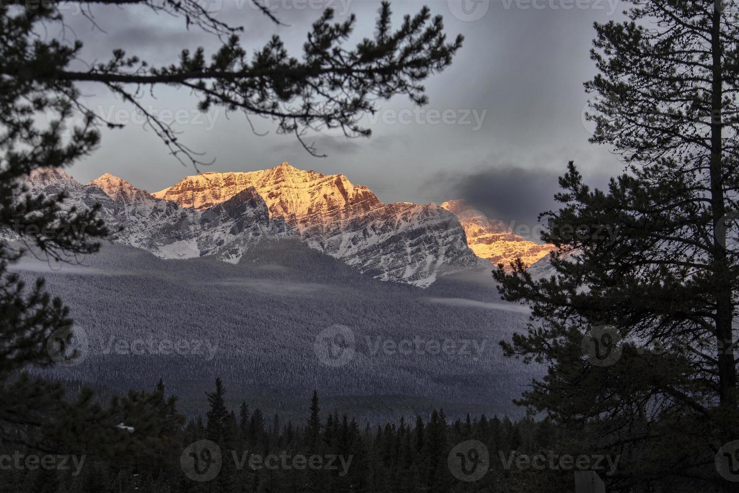 montagne rocciose autunno inverno foto