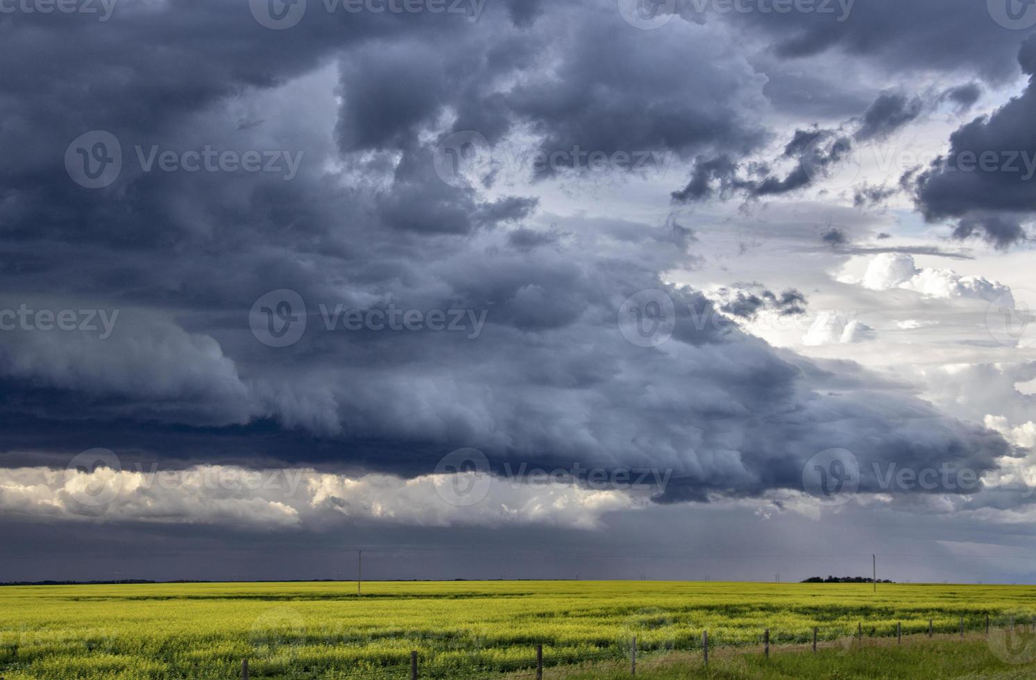 prateria nuvole temporalesche canada foto