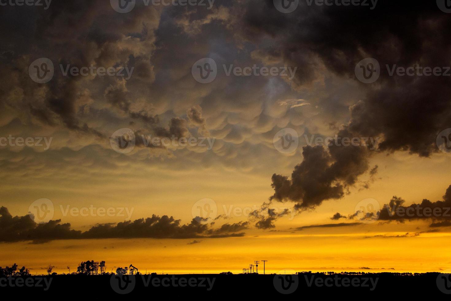 prateria nuvole temporalesche tramonto foto