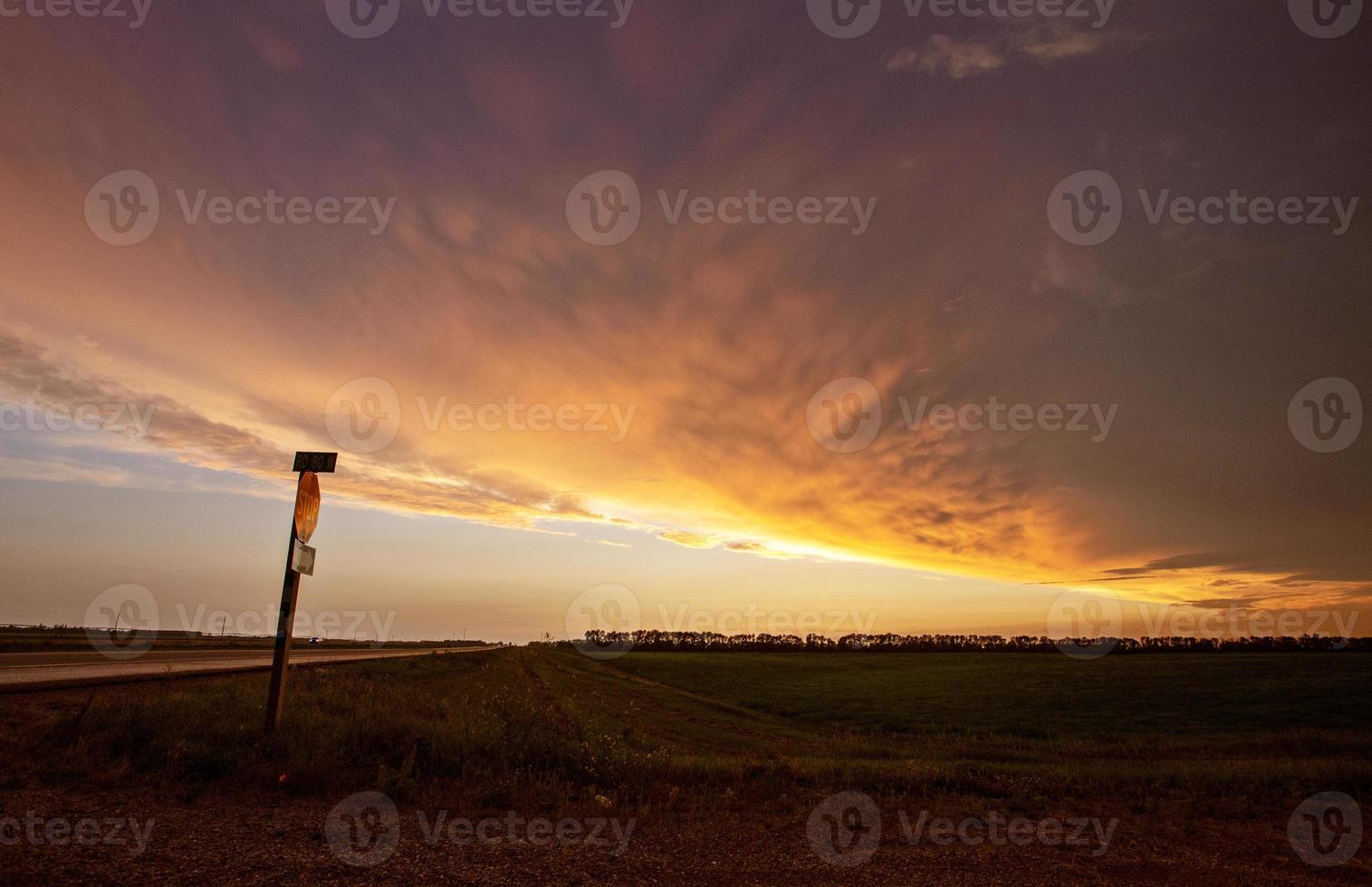 prateria nuvole temporalesche tramonto foto