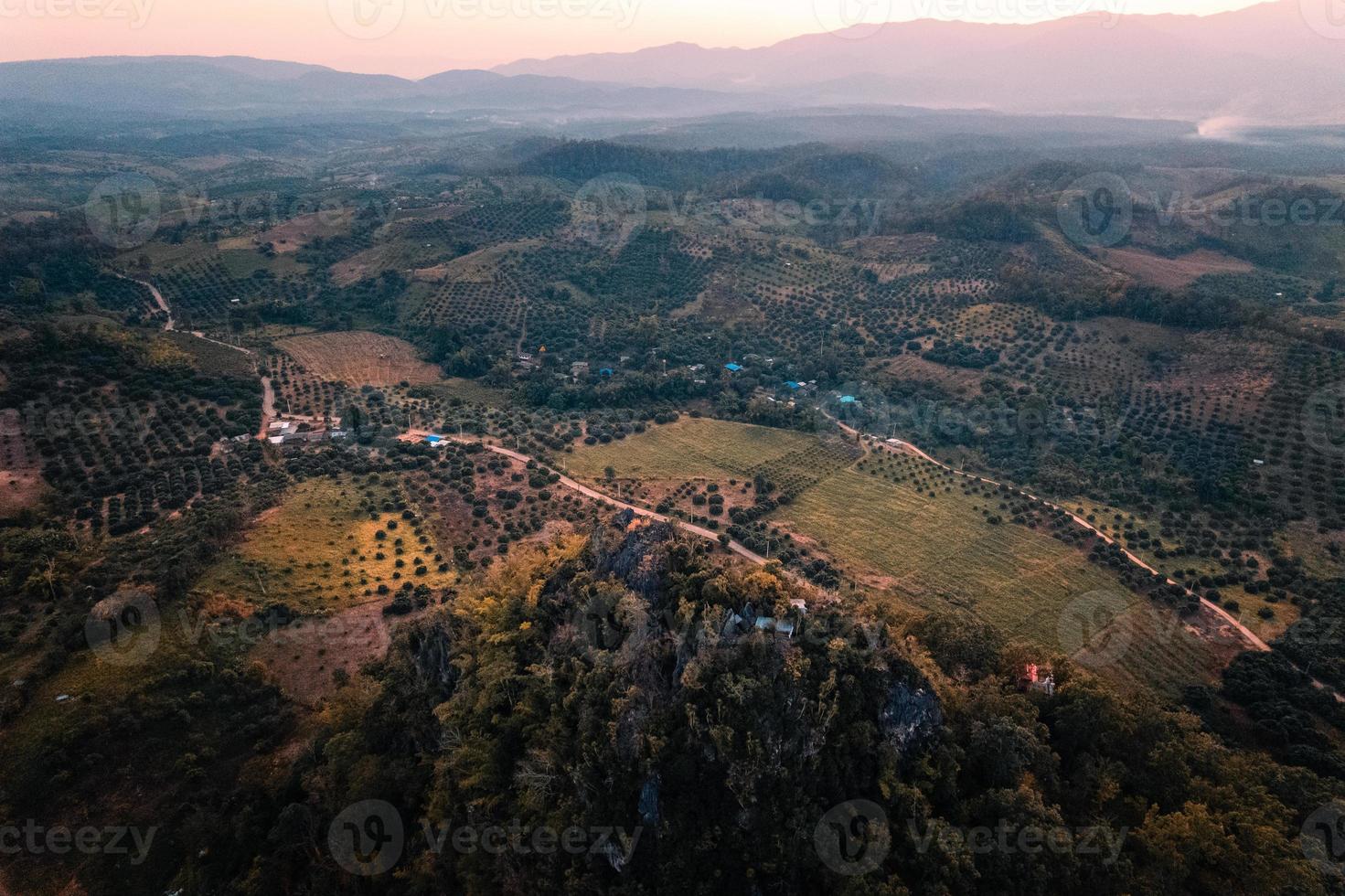 in montagna, rocce, vista serale foto