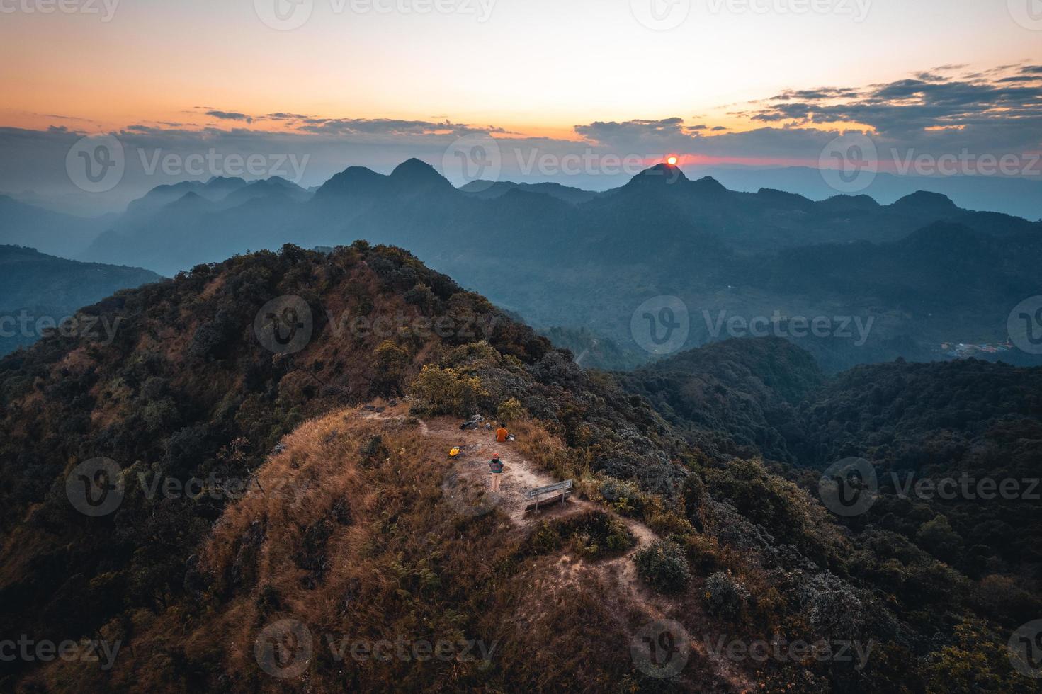 paesaggio paesaggio montano la sera foto