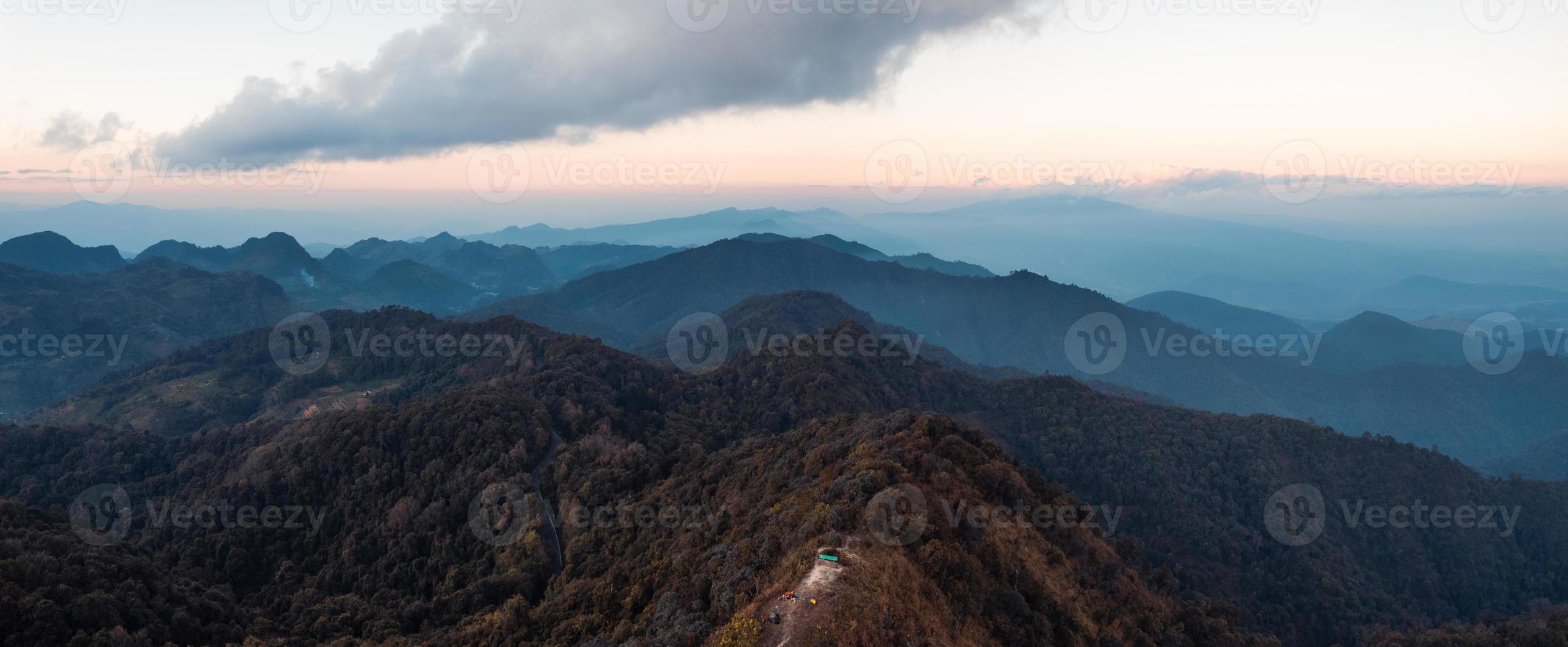 paesaggio paesaggio montano la sera foto