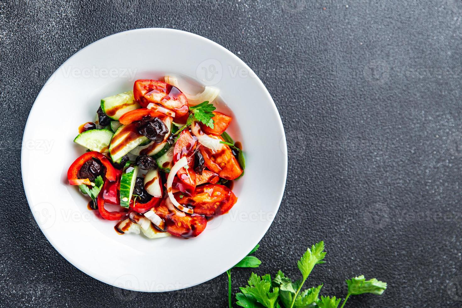 insalata di verdure olive, pomodoro, cetriolo, peperone fresco foto