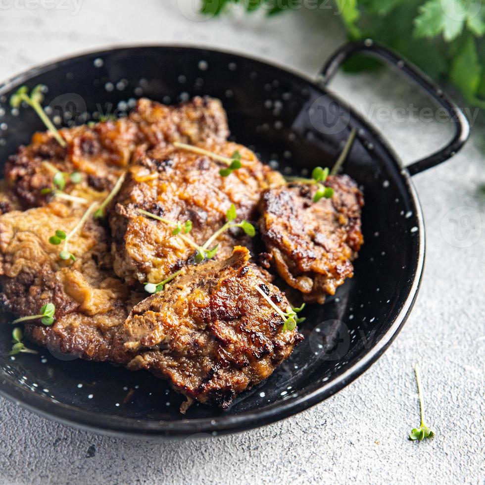 carne di maiale pezzi fritti di fegato di maiale cibo sfondo foto