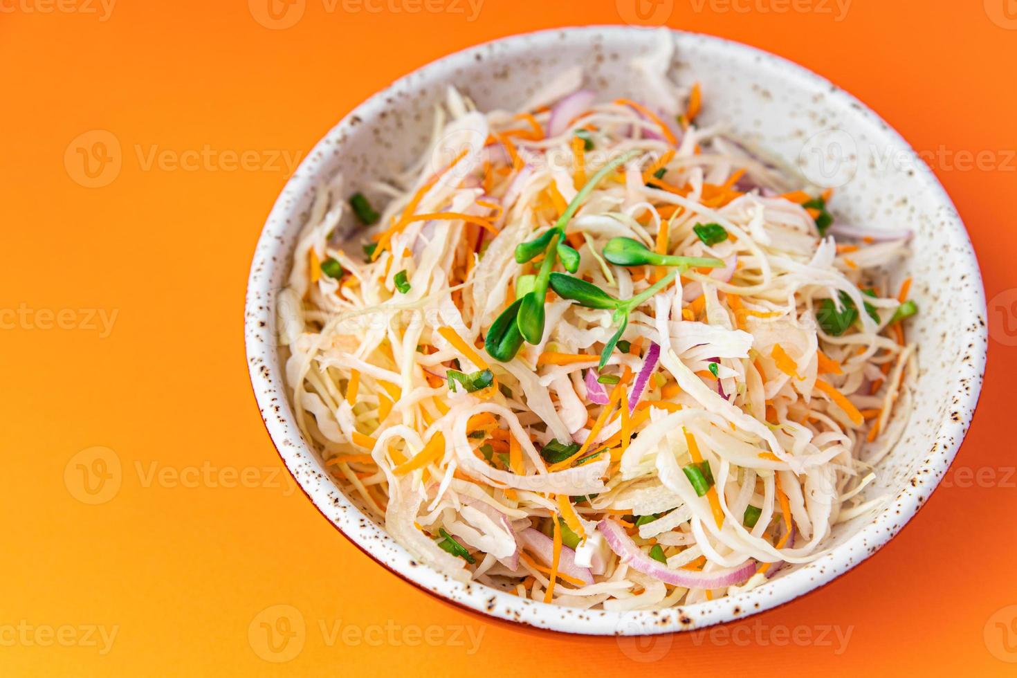 insalata di coleslow cavolo vegetale carota, cipolla, verdure vegane o vegetariane foto