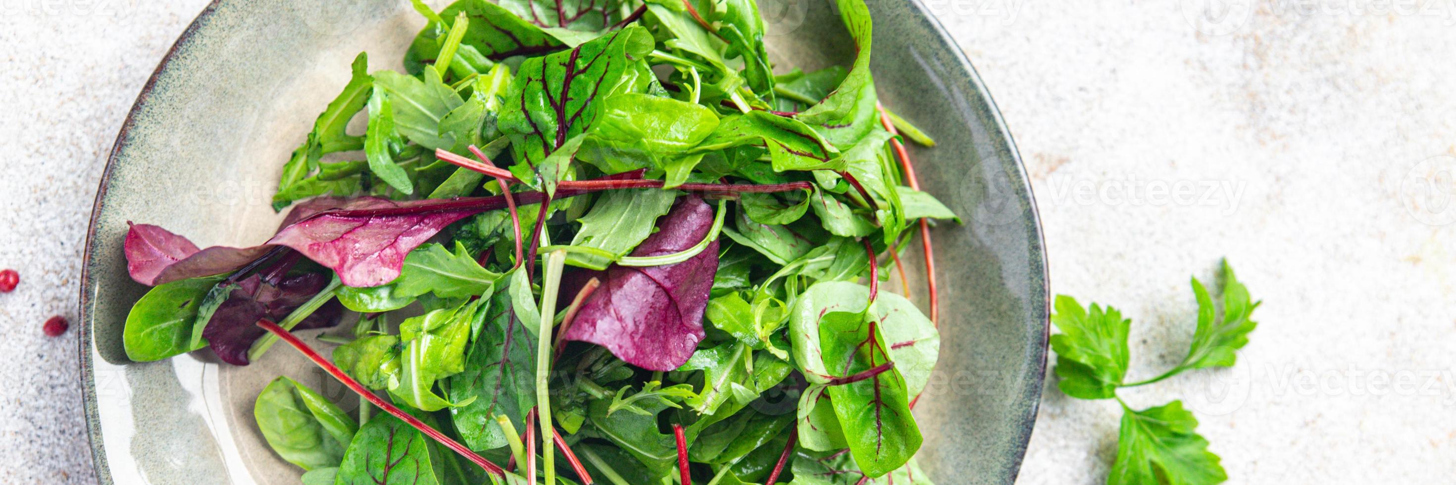 piatto di insalata foglie verdi mix pasto sano cibo vegano o vegetariano foto