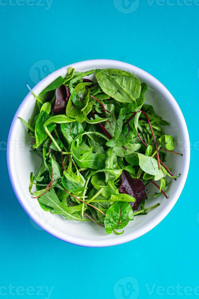 piatto di insalata foglie verdi mix pasto sano cibo vegano o vegetariano foto