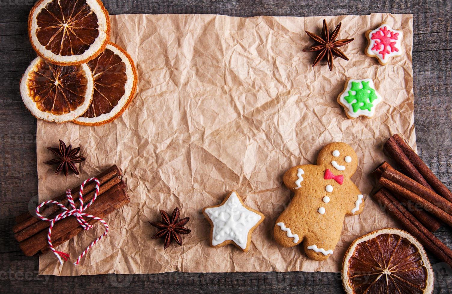 biscotti colorati allo zenzero e miele di natale foto