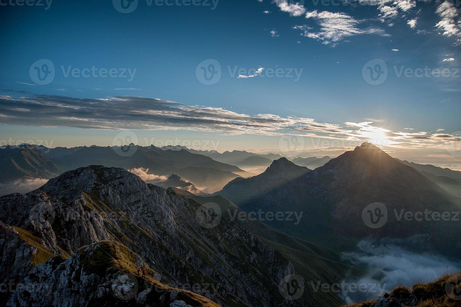 alba in montagna foto