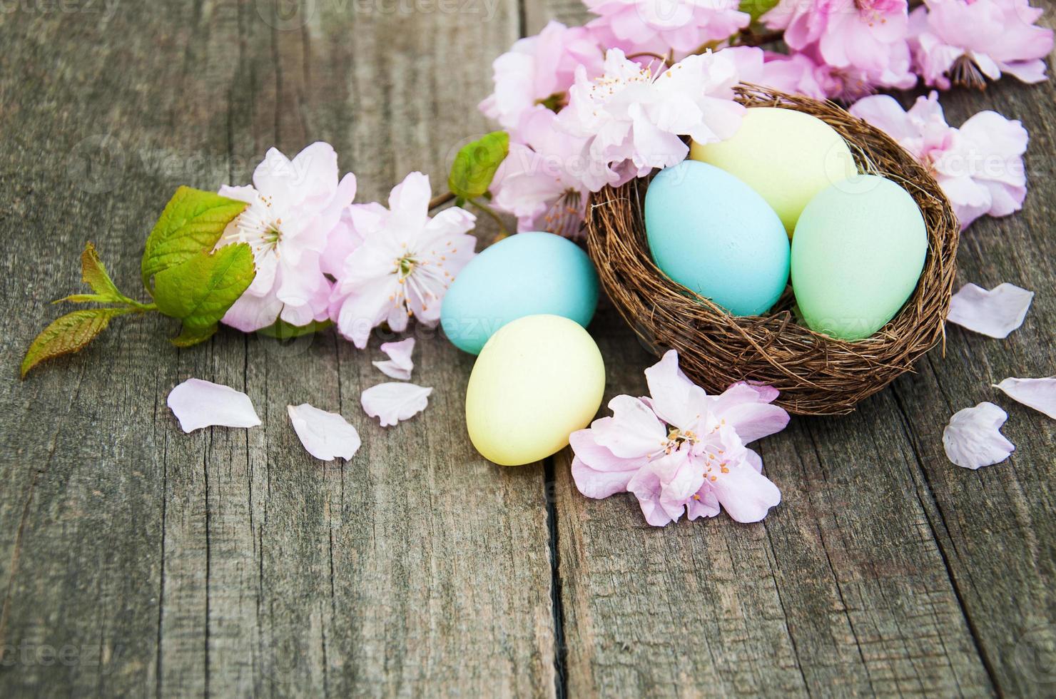 uova di Pasqua e fiori di sakura foto