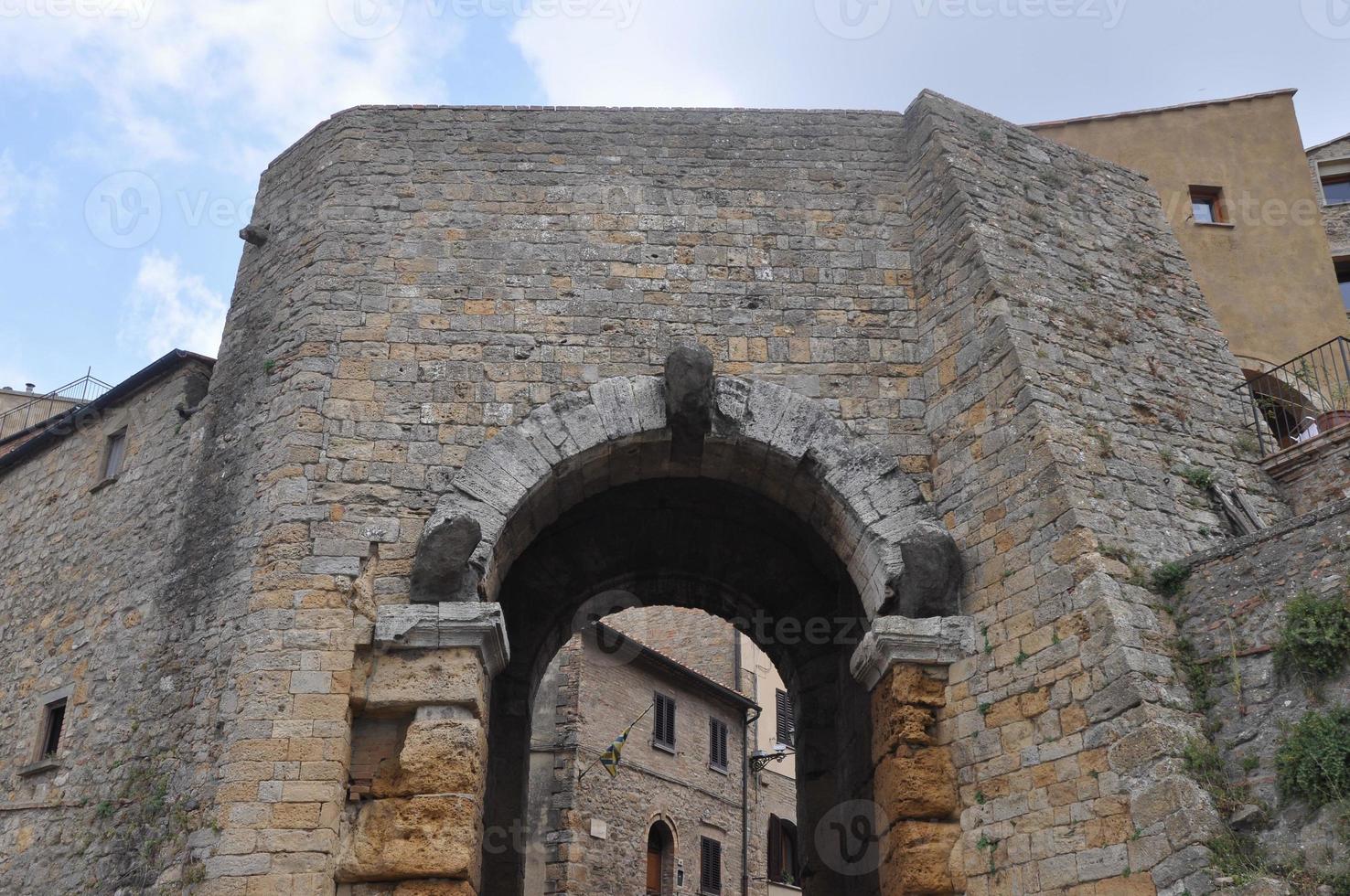 porta della città a volterra foto