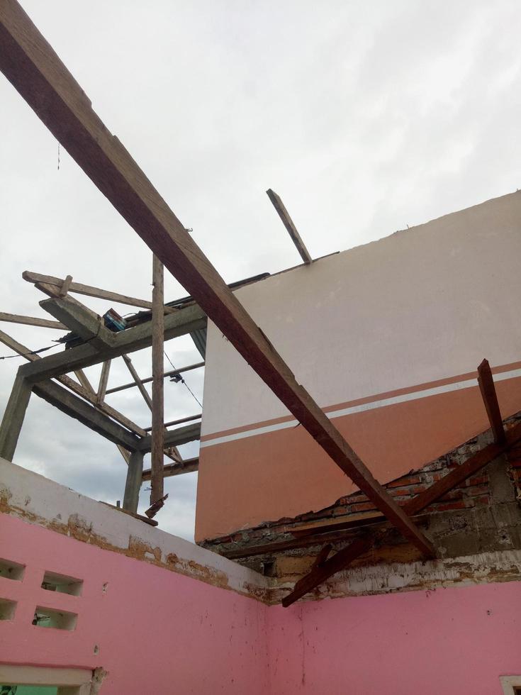 casa crollata a causa del terremoto foto