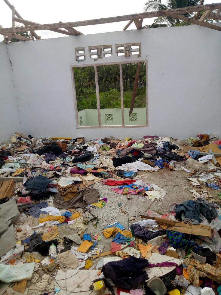panni sparsi nella casa distrutta dal terremoto foto