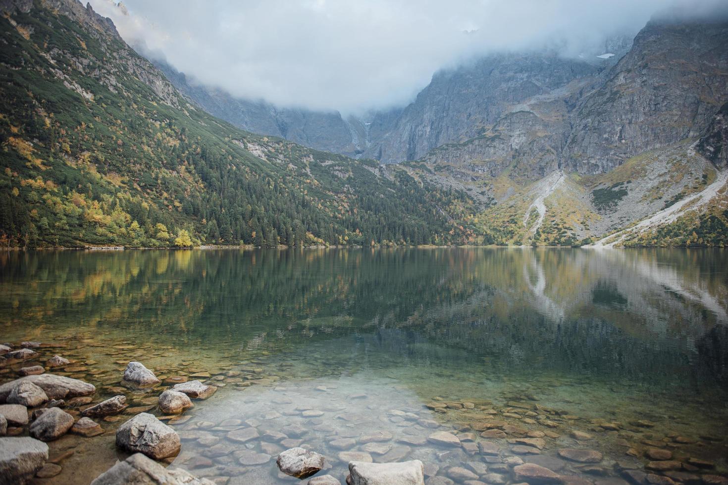 morskie oko lago occhio del mare ai monti tatra in polonia. foto