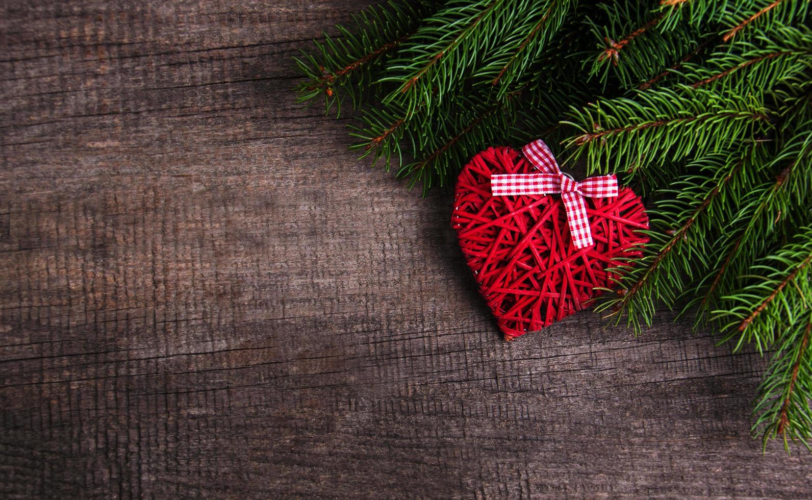 rami di albero di natale con decorazione a cuore foto