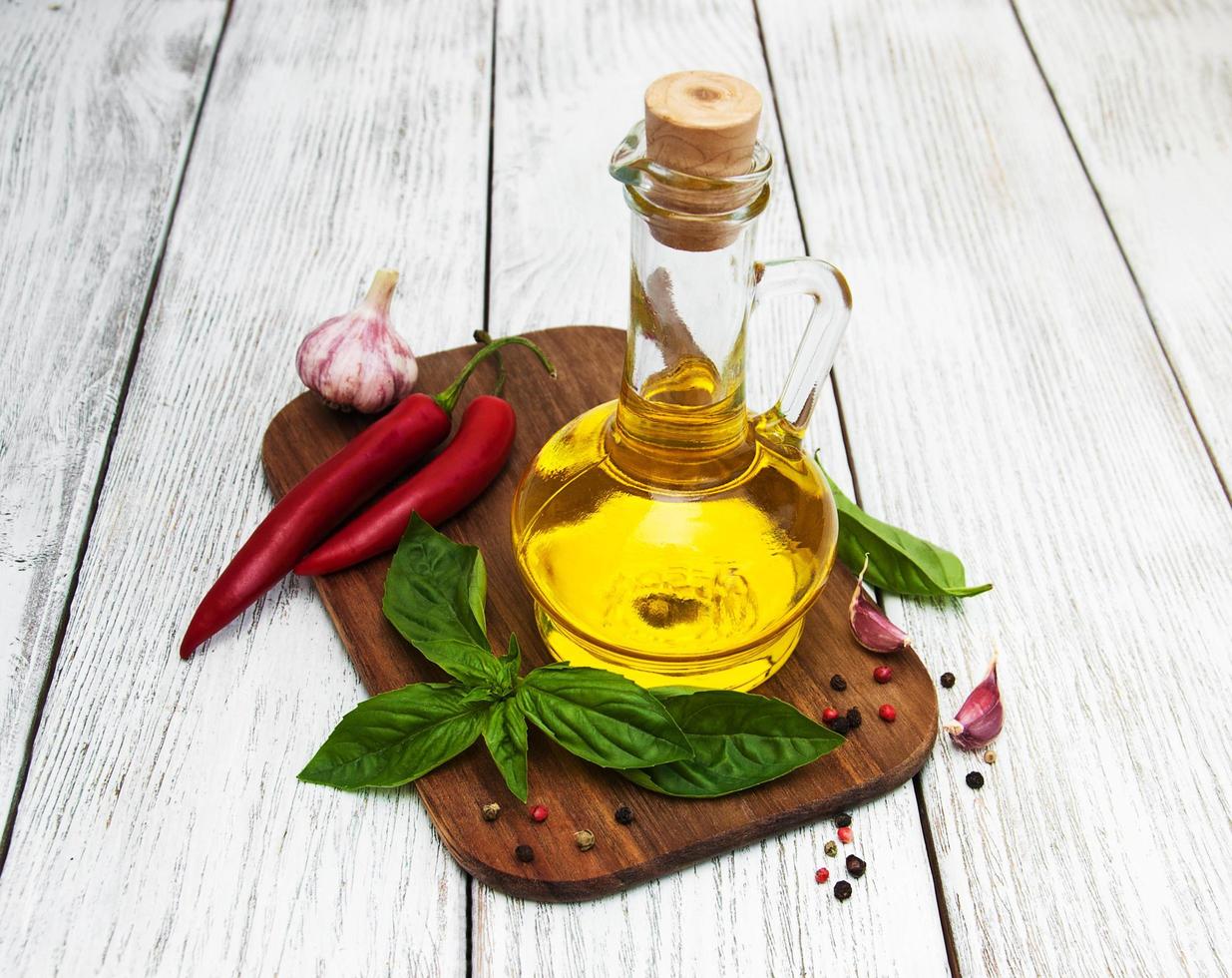 olio d'oliva con peperoncino e aglio foto