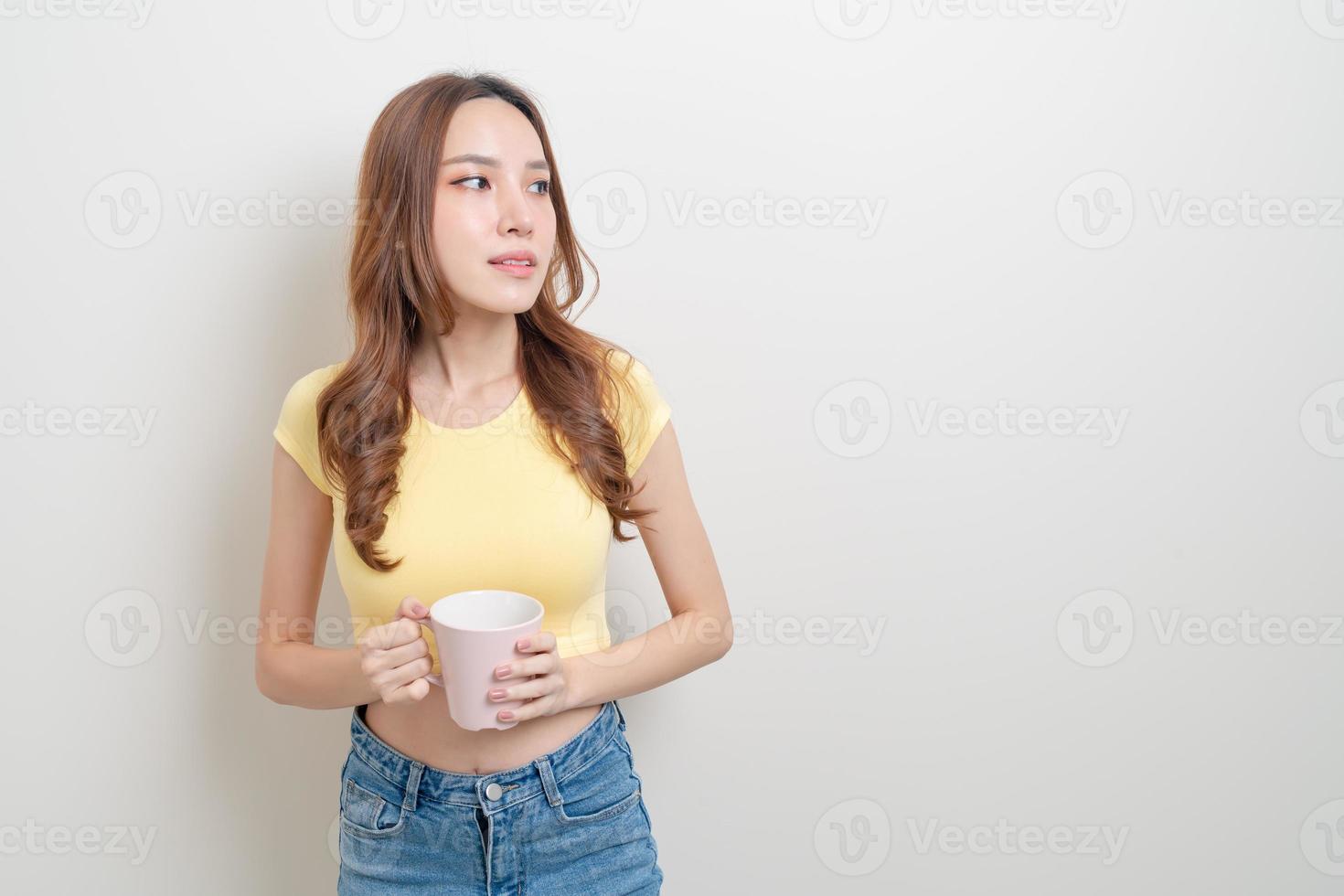 ritratto bella donna asiatica che tiene tazza di caffè o mug foto