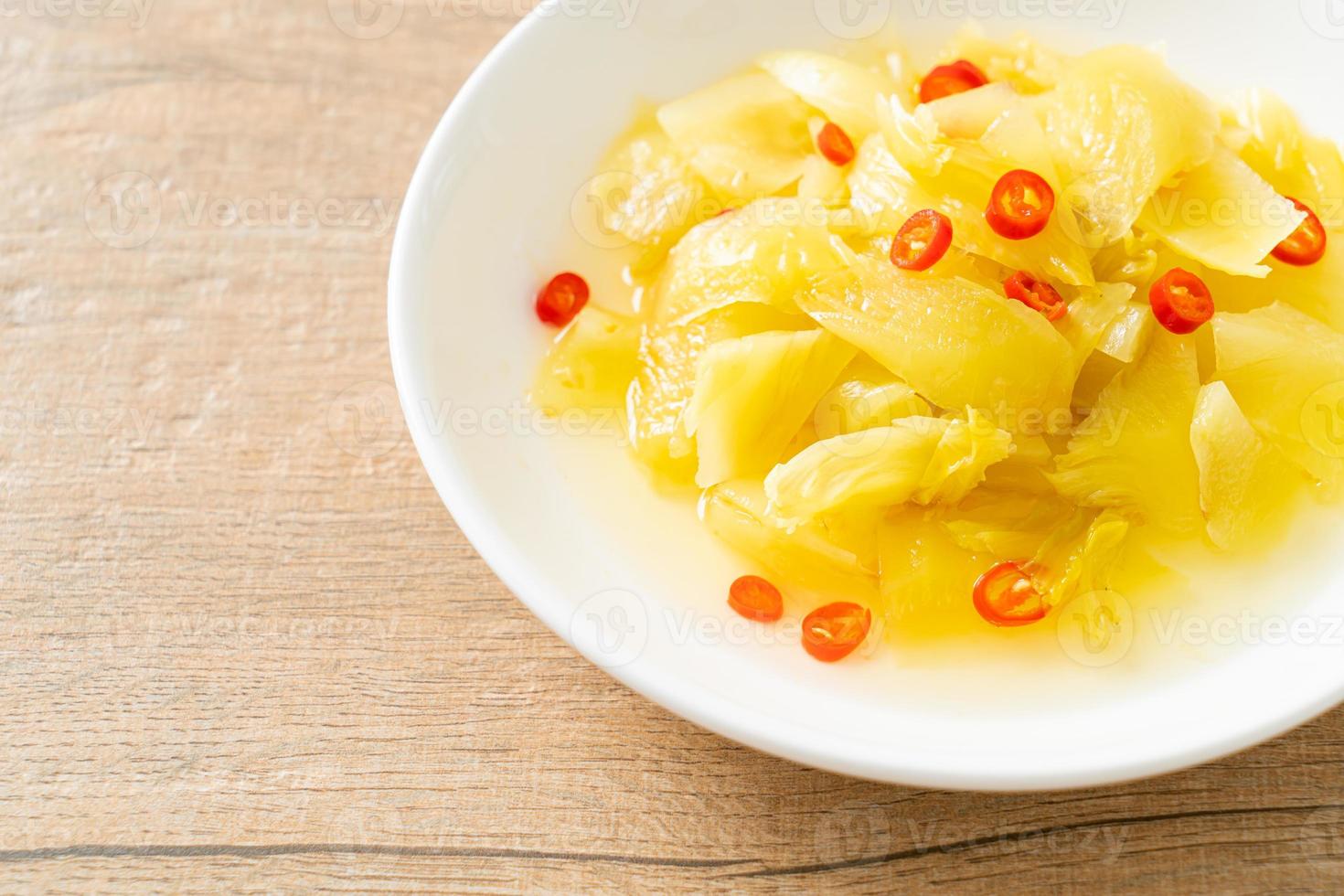 insalata piccante cavolo cappuccio o sedano con olio di sesamo foto