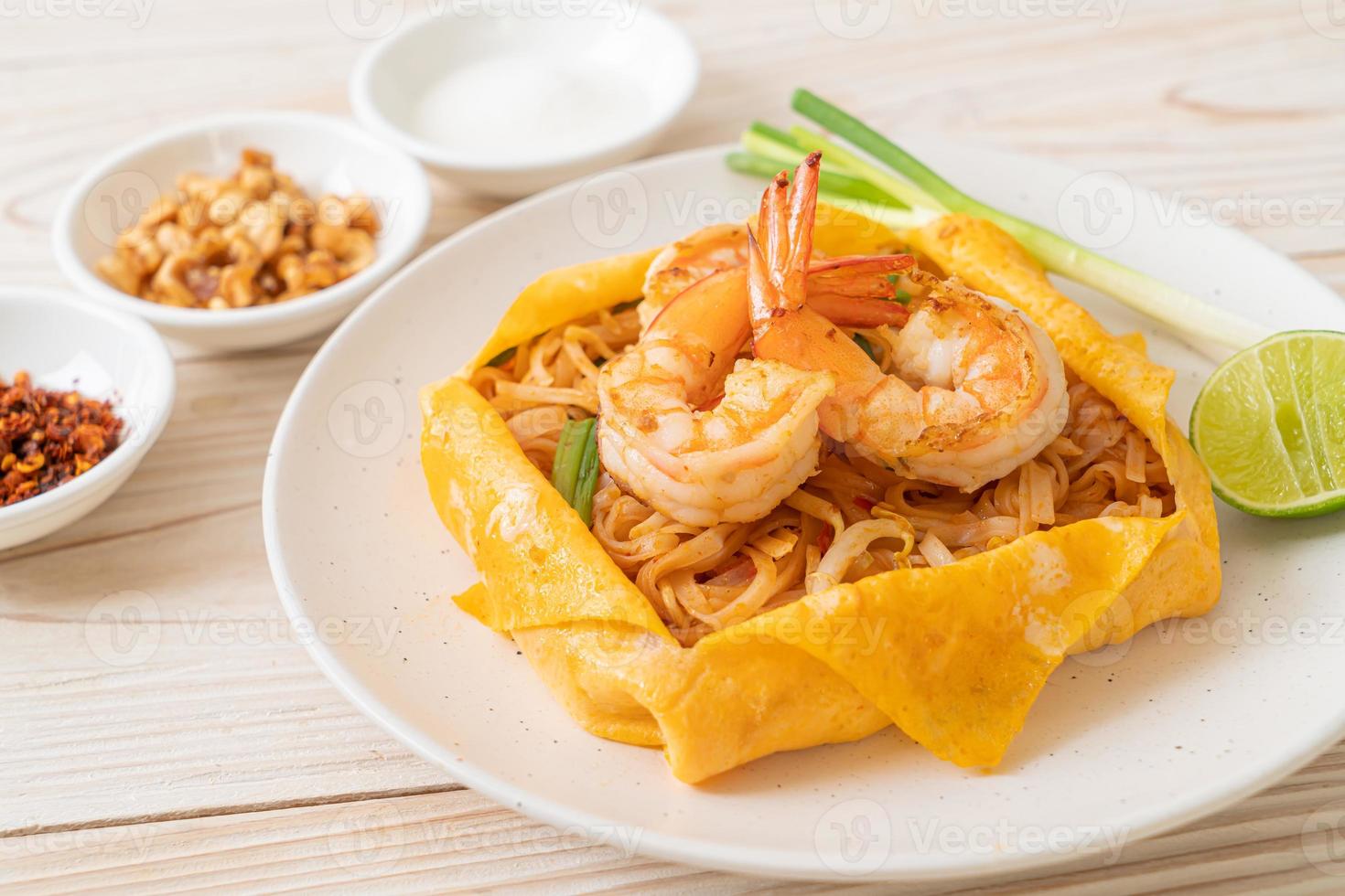 noodles saltati in padella tailandesi con gamberi e involucro di uova foto