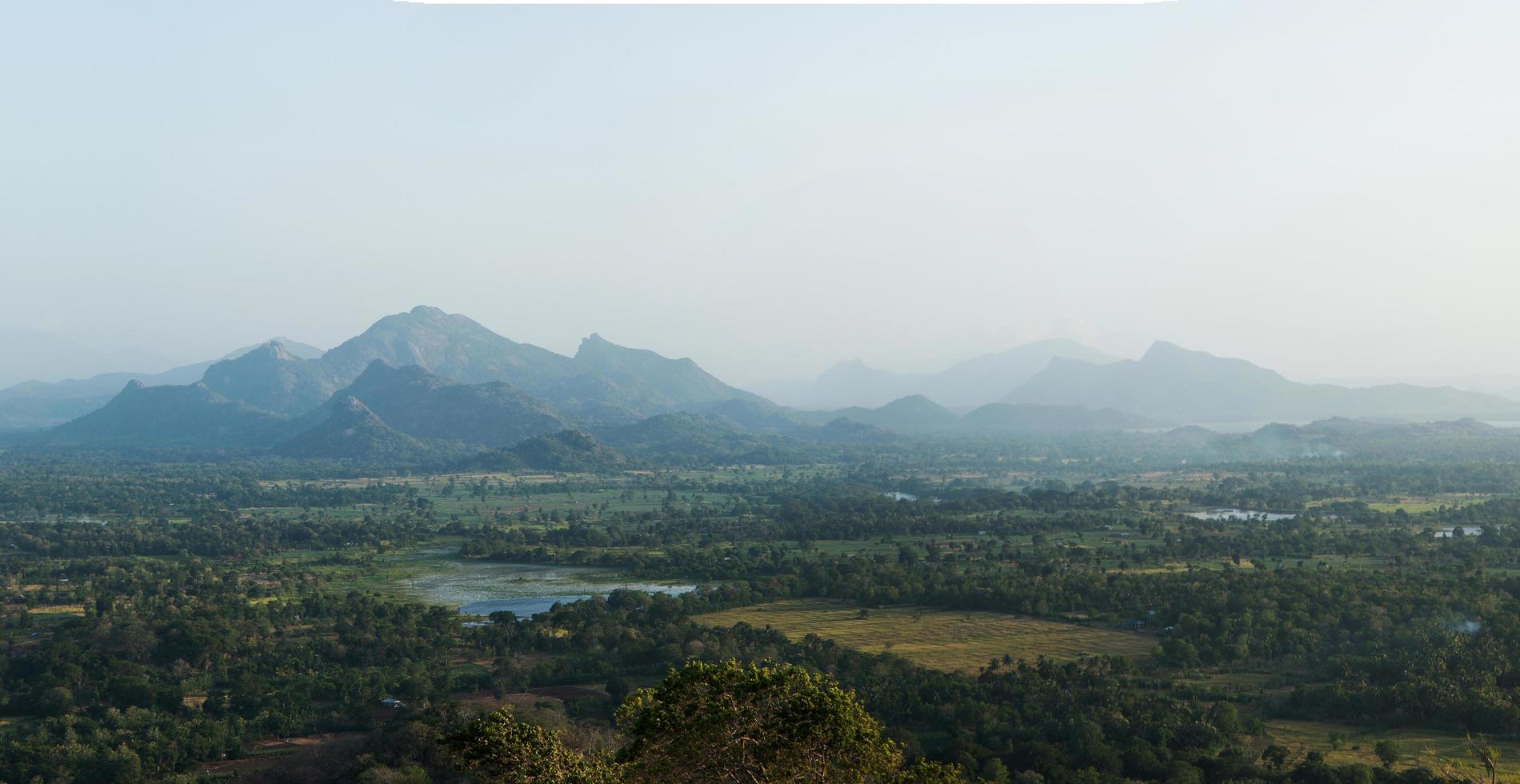 bella vista aerea dalla roccia del leone a sigiriya, con colline, foreste e laghi foto