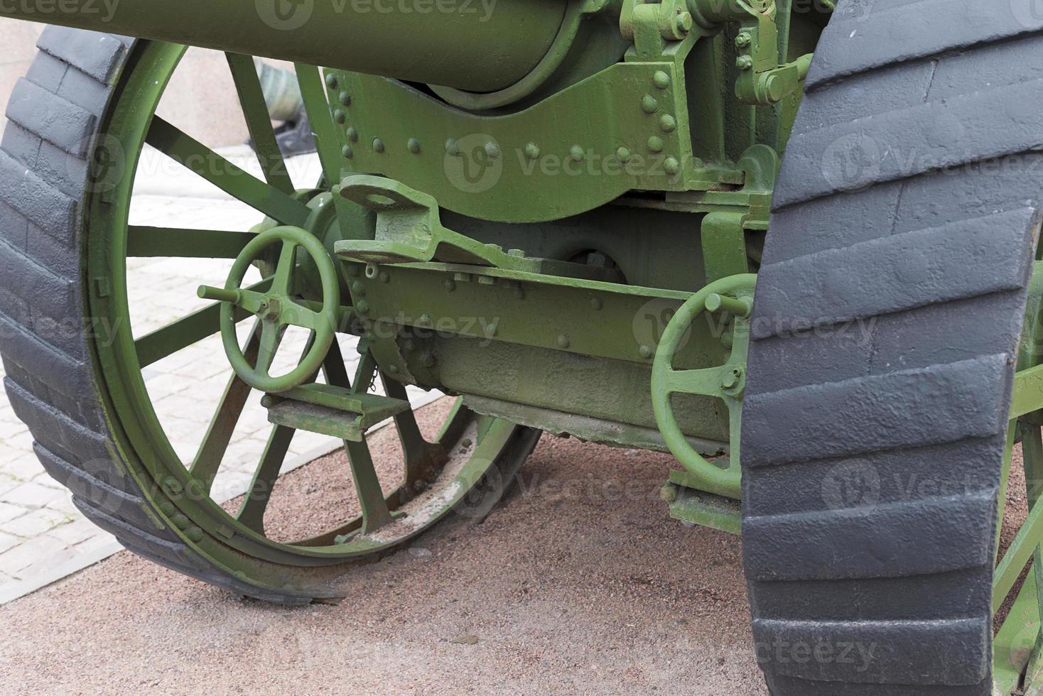 ruote da un vecchio cannone russo nel museo statale. foto