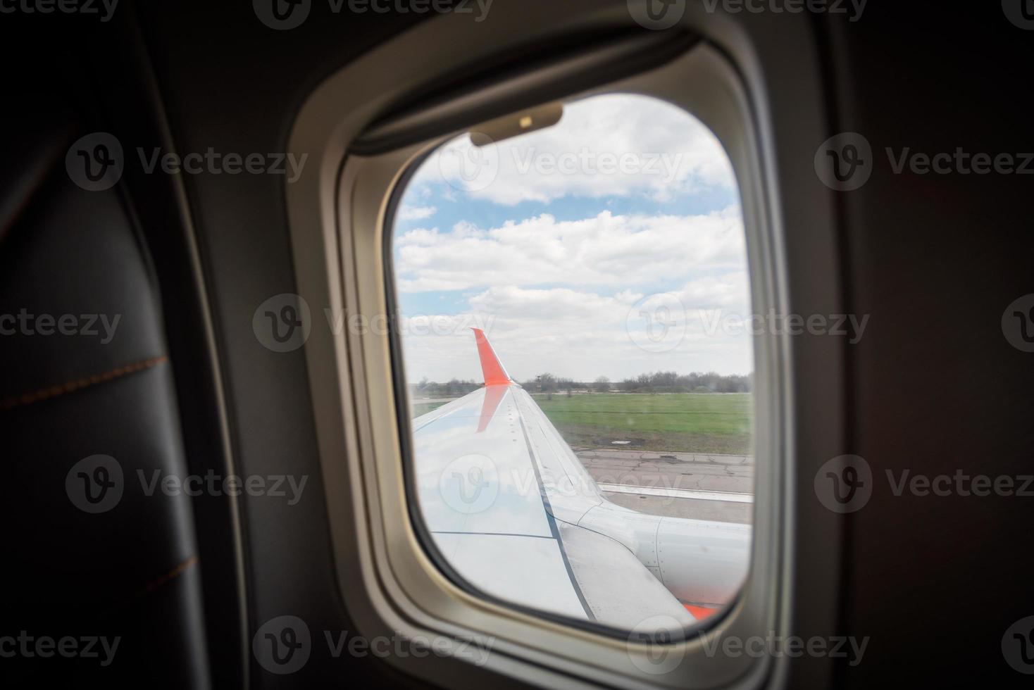 vista dal finestrino dell'aereo dell'aeroporto durante il decollo foto