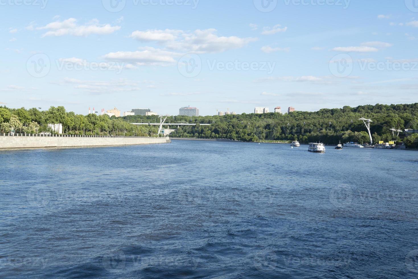 la funivia passa sopra il fiume di Mosca foto