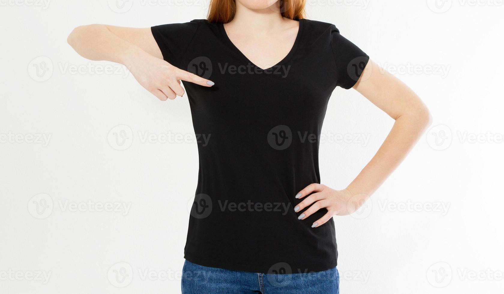 ragazza in elegante t-shirt nera isolata su sfondo bianco, copia spazio, vuoto, t-shirt mock up foto