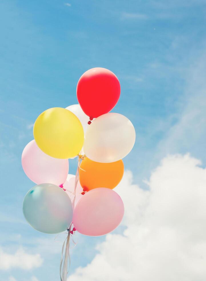 mazzo di palloncini colorati con cielo blu. foto