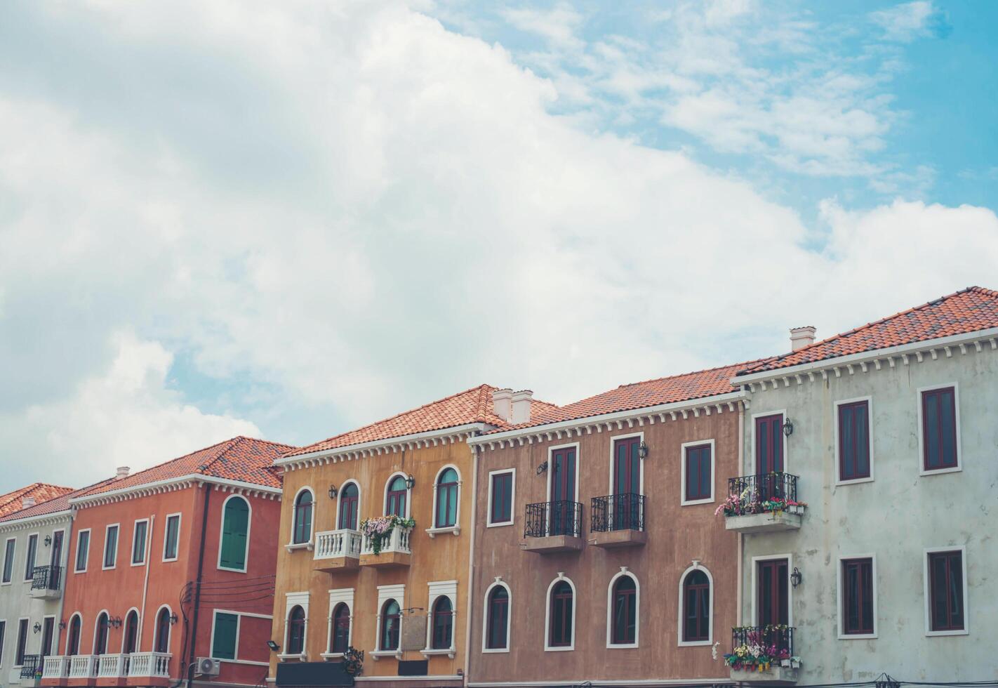 case popolari in stile europeo e cielo blu. foto