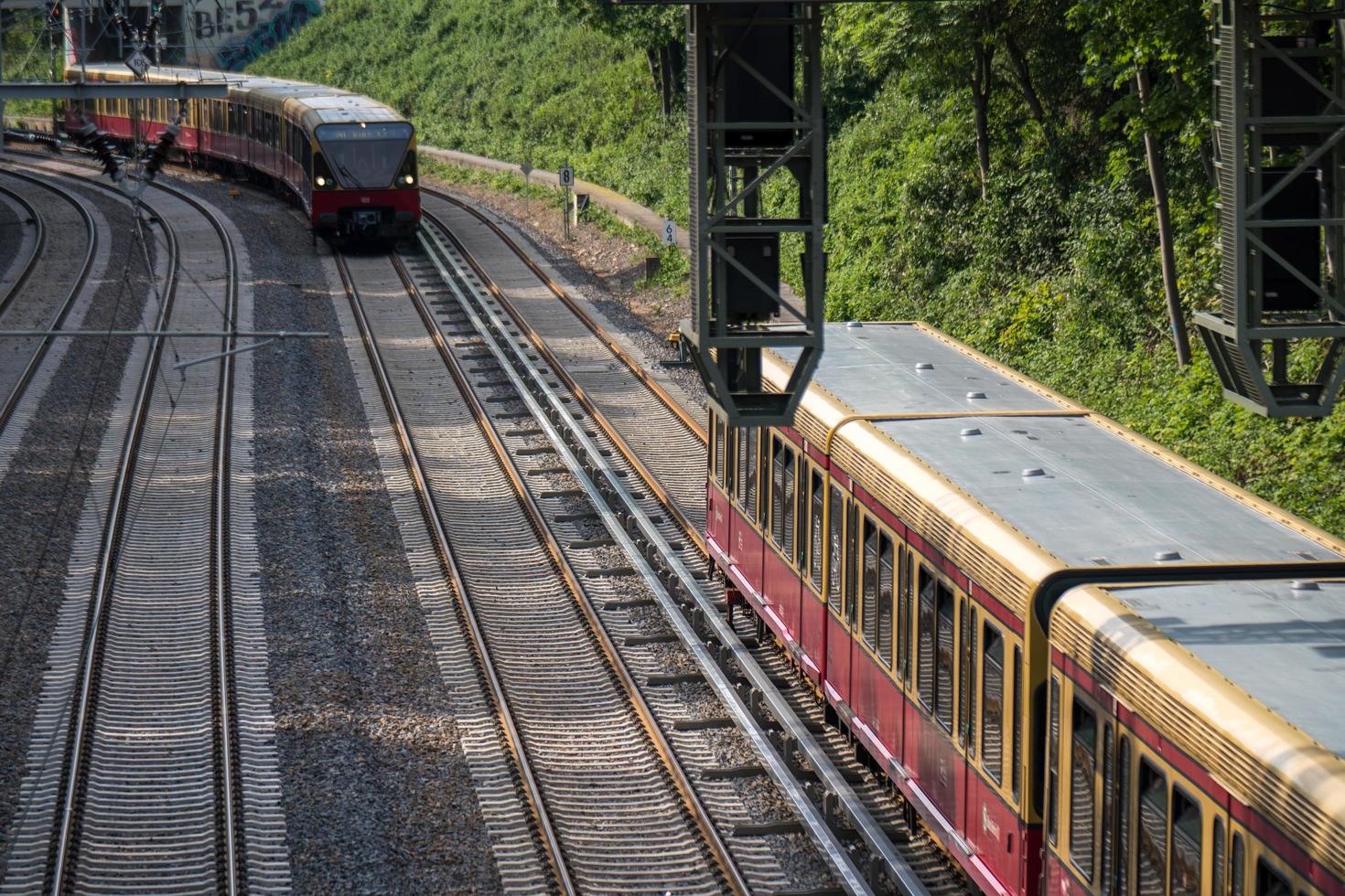 Berlino, Germania, 24 maggio 2019 - passaggio del treno s bahn foto