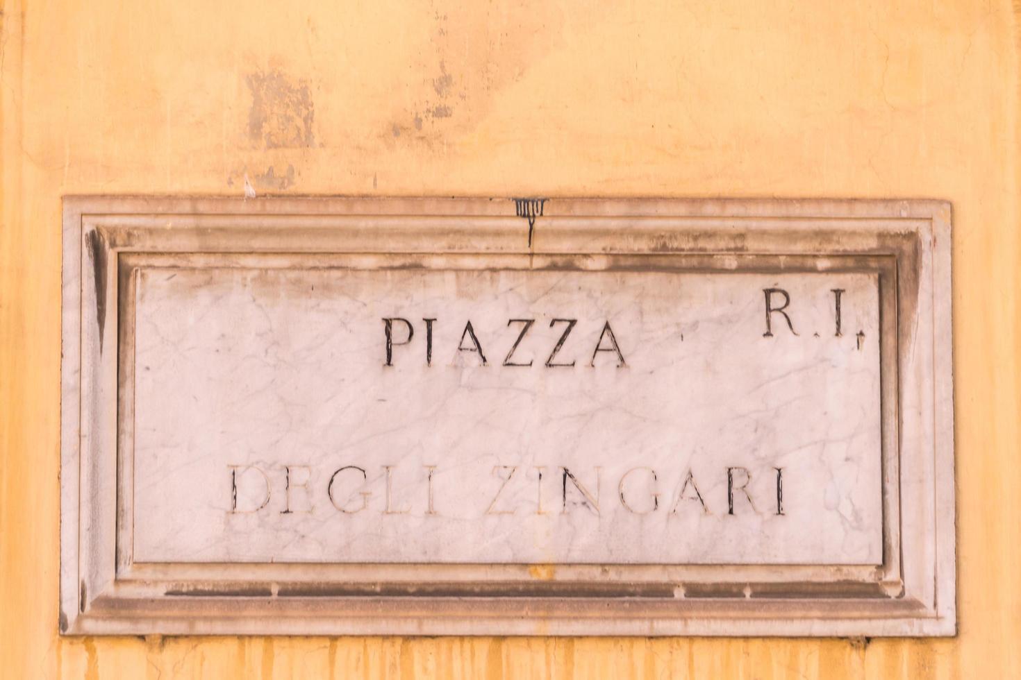 roma, italia, 22 agosto 2020 - cartello stradale piazza degli zingari foto