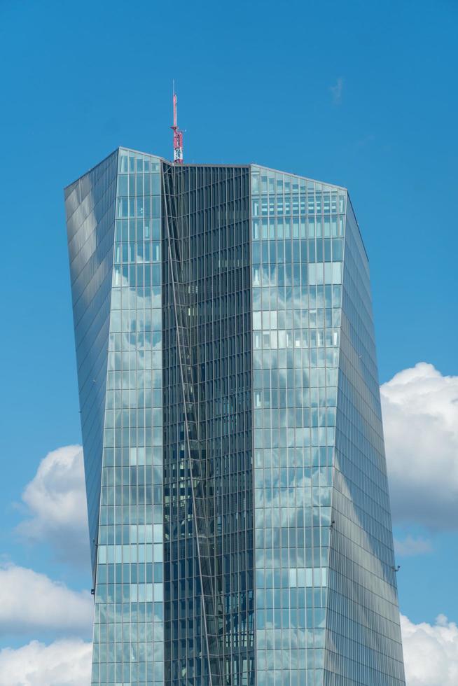 francoforte sul meno, germania, 27 giugno 2020 - sede della banca centrale europea bce foto