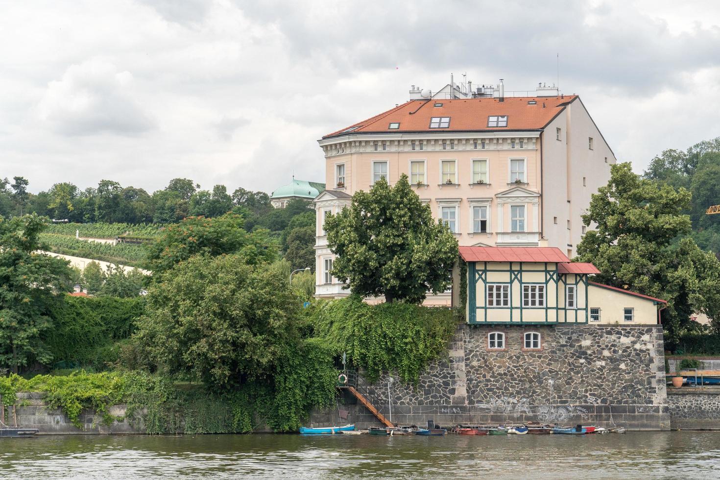 praga, repubblica ceca, 2019 - edificio sulle rive del fiume Moldava foto