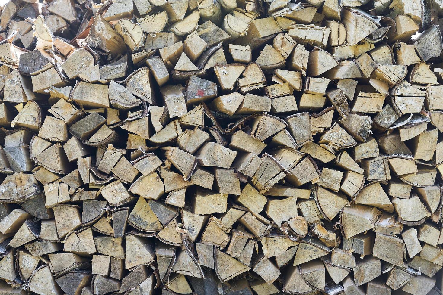 legno scheggiato, ceppi tagliati per la fornace invernale. foto