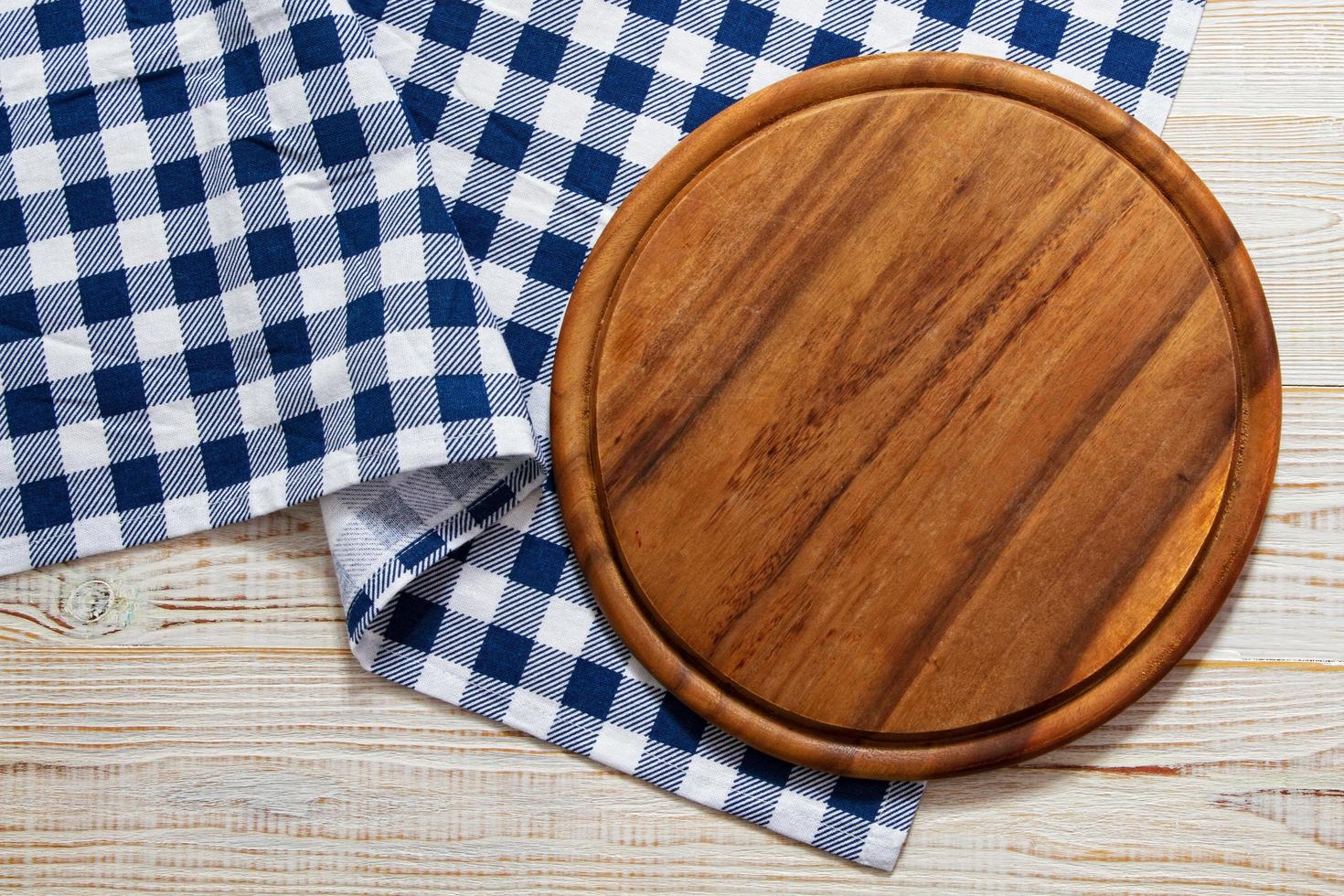 vista dall'alto di mockup di tavola per pizza in legno sullo spazio della copia del tavolo foto